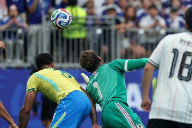 HOUSTON, TX - JUNE 29: Zion Suzuki 1 of Japan reaches out for the ball in front of Gabriel Magalhees 3 of Brazil the FIFA World Cup, WM, Weltmeisterschaft, Fussball 2026 Round of 32 match between Brazil and Japan on June 29, 2026, at Houston Stadium in Houston, Texas. (Photo by David Buono Icon Sportswire) SOCCER: JUN 29 FIFA World Cup 26 Round of 32 - Brazil vs Japan EDITORIAL USE ONLY Icon260629015
