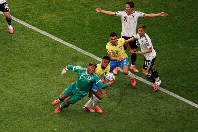 Players of both teams with Zion Suzuki catching the ball seen during FIFA World Cup, WM, Weltmeisterschaft, Fussball 2026 Round of 32 game between national teams of Brazil and Japan (Grzegorz Wajda Ball Raw Images) Houston Houston Stadium USA Copyright: xGrzegorzxWajdax grzegorzwajda_brazil_japan_2526_3-50