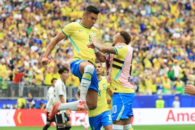 Brazilian midfielder Casemiro (L) celebrates after scoring the equalizer during the 2026 FIFA World Cup, WM, Weltmeisterschaft, Fussball round-of-32 soccer match between Brazil and Japan, in Houston, United States, 29 June 2026. 2026 FIFA World Cup - round of 32 - Brazil vs. Japan !ACHTUNG: NUR REDAKTIONELLE NUTZUNG!  Copyright: xCarlosxRamirezx GRAF7888 20260629-55020747930_1