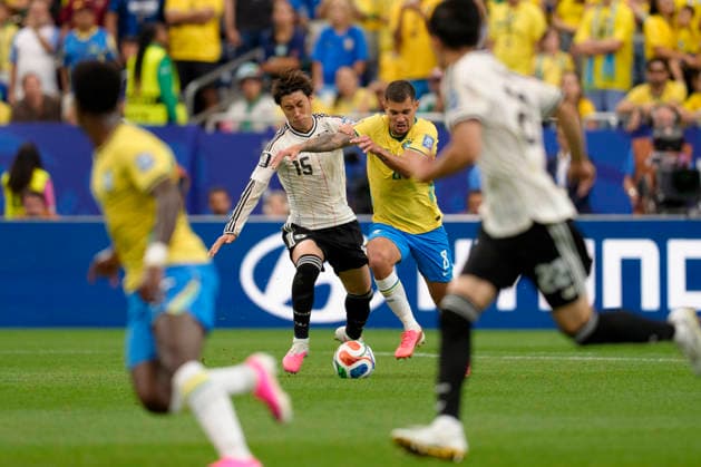 Daichi Kamada and Bruno Guimaraes seen during FIFA World Cup, WM, Weltmeisterschaft, Fussball 2026 Round of 32 game between national teams of Brazil and Japan (Edmung Wong Ball Raw Images) Houston Houston Stadium USA Copyright: xEdmundxWongx edmundwong_brazil_japan_2526_1-28
