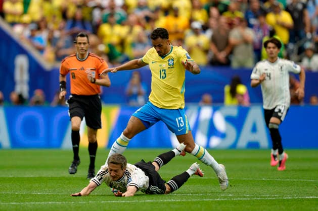 Daizen Maeda and Danilo seen during FIFA World Cup, WM, Weltmeisterschaft, Fussball 2026 Round of 32 game between national teams of Brazil and Japan (Edmung Wong Ball Raw Images) Houston Houston Stadium USA Copyright: xEdmundxWongx edmundwong_brazil_japan_2526_4-3