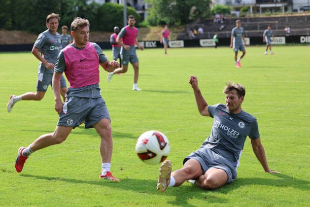 29.06.2026, Fussball, Herren, 1. Bundesliga, Saison 2026 2027, Trainingsauftakt, SV 07 Elversberg, Lasse Günther (SV 07 Elversberg), Maximilian Rohr (SV 07 Elversberg) Sankt Ingbert Mühlwaldstadion Saarland Deutschland (DEU) *** June 29, 2026, Soccer, Men s, 1st Bundesliga, 2026–2027 season, start of training, SV 07 Elversberg, Lasse Günther (SV 07 Elversberg), Maximilian Rohr (SV 07 Elversberg), Sankt Ingbert, Mühlwaldstadion, Saarland, Germany, DEU Copyright: xSebastianxBachx