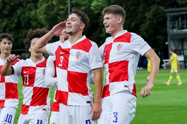 Ivan Baric (Croatia) bejubelt seinen Treffer zum 1:0 mit Kristian Mandic (Croatia), UEFA European Under-19 Championship 2026 Group B, Croatia v Ukraine, Bangor City Stadium am 29. June 2026 in Bangor, Vereinigtes Königreich. (Foto von Marco Steinbrenner DeFodi Images) Ivan Baric (Croatia) celebrates after scoring his teams first goal with Kristian Mandic (Croatia), UEFA European Under-19 Championship 2026 Group B, Croatia v Ukraine, Bangor City Stadium, June 29, 2026 in Bangor, United Kingdom. (Photo by Marco Steinbrenner DeFodi Images) - *** Ivan Baric (Croatia) celebrates his goal to make it 1–0 with Kristian Mandic (Croatia), 2026 UEFA European Under-19 Championship, Group B, Croatia vs. Ukraine, Bangor City Stadium on June 29, 2026, in Bangor, United Kingdom. Photo by Marco Steinbrenner, DeFodi Images. Ivan Baric (Croatia) celebrates after scoring his team’s first goal with Kristian Mandic (Croatia), UEFA European Under-19 Championship 2026, Group B, Croatia vs. Ukraine, Bangor City Stadium, June 29, 2026, in Bangor, United Kingdom. Photo by Marco Steinbrenner, DeFodi Images