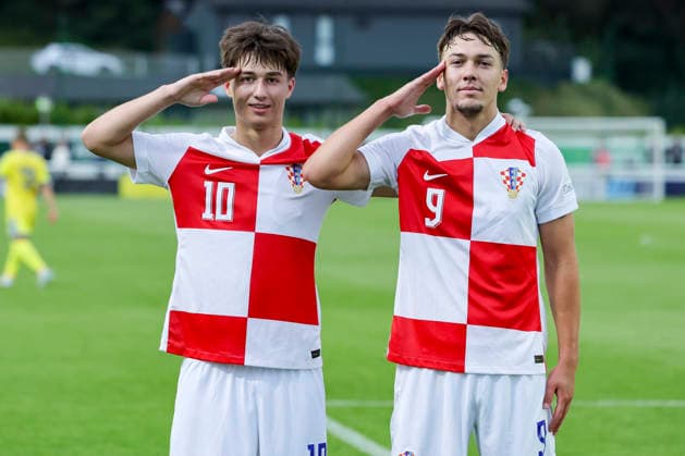 Ivan Baric (Croatia) bejubelt seinen Treffer zum 1:0 mit Patrice Covic (Croatia), UEFA European Under-19 Championship 2026 Group B, Croatia v Ukraine, Bangor City Stadium am 29. June 2026 in Bangor, Vereinigtes Königreich. (Foto von Marco Steinbrenner DeFodi Images) Ivan Baric (Croatia) celebrates after scoring his teams first goal with Patrice Covic (Croatia), UEFA European Under-19 Championship 2026 Group B, Croatia v Ukraine, Bangor City Stadium, June 29, 2026 in Bangor, United Kingdom. (Photo by Marco Steinbrenner DeFodi Images) - *** Ivan Baric (Croatia) celebrates his goal to make it 1–0 with Patrice Covic (Croatia), 2026 UEFA European Under-19 Championship, Group B, Croatia vs. Ukraine, Bangor City Stadium on June 29, 2026, in Bangor, United Kingdom. Photo by Marco Steinbrenner, DeFodi Images. Ivan Baric (Croatia) celebrates after scoring his team’s first goal with Patrice Covic (Croatia), UEFA European Under-19 Championship 2026, Group B, Croatia vs. Ukraine, Bangor City Stadium, June 29, 2026, in Bangor, United Kingdom. Photo by Marco Steinbrenner, DeFodi Images