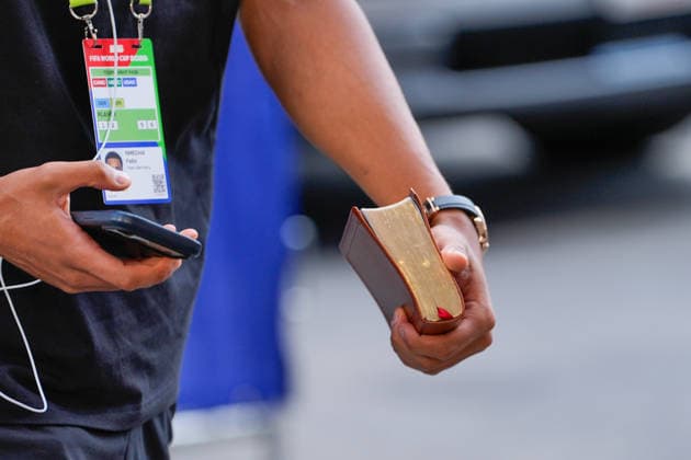 Eine Bibel in der Hand von Felix Nmecha (Germany, 23) FIFA World Cup, WM, Weltmeisterschaft, Fussball 2026: Deutschland v Paraguay 29 June 2026, FIFA World Cup 2026: Germany v Paraguay (Round of 32) at Boston Stadium in Foxborough, Massachusetts, USA *** Felix Nmecha holding a Bible; Germany, June 23, 2026; FIFA World Cup 2026: Germany vs. Paraguay, June 29, 2026; FIFA World Cup 2026: Germany vs. Paraguay, Round of 32 at Boston Stadium in Foxborough, Massachusetts, USA Copyright: HMBxMedia xMarcoxBader