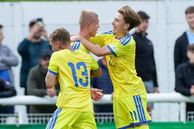 Dmytro Bohdanov (Ukraine) bejubelt seinen Treffer zum 1:1 mit Danylo Malov (Ukraine) und Kyrylo Dihtiar (Ukraine), UEFA European Under-19 Championship 2026 Group B, Croatia v Ukraine, Bangor City Stadium am 29. June 2026 in Bangor, Vereinigtes Königreich. (Foto von Marco Steinbrenner DeFodi Images) Dmytro Bohdanov (Ukraine) celebrates after scoring his teams first goal with Danylo Malov (Ukraine) and Kyrylo Dihtiar (Ukraine), UEFA European Under-19 Championship 2026 Group B, Croatia v Ukraine, Bangor City Stadium, June 29, 2026 in Bangor, United Kingdom. (Photo by Marco Steinbrenner DeFodi Images) - *** Dmytro Bohdanov (Ukraine) celebrates his goal to make it 1–1 with Danylo Malov (Ukraine) and Kyrylo Dihtiar (Ukraine), 2026 UEFA European Under-19 Championship, Group B, Croatia vs. Ukraine, Bangor City Stadium on June 29, 2026, in Bangor, United Kingdom. Photo by Marco Steinbrenner, DeFodi Images. Dmytro Bohdanov (Ukraine) celebrates after scoring his team’s first goal with Danylo Malov (Ukraine) and Kyrylo Dihtiar (Ukraine), 2026 UEFA European Under-19 Championship Group B, Croatia vs. Ukraine, Bangor City Stadium, June 29, 2026, in Bangor, United Kingdom. Photo by Marco Steinbrenner, DeFodi Images