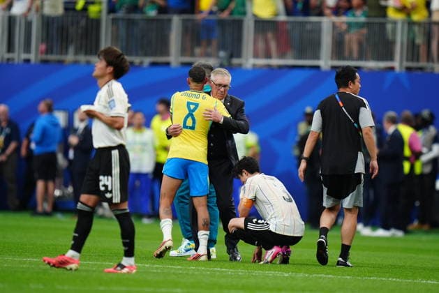 Brazil v Japan - FIFA World Cup, WM, Weltmeisterschaft, Fussball 2026 - Round of 32 HOUSTON, USA - JUNE 29: Carlo Ancelotti, head coach of Brazil celebrates with Bruno Guimaraes (8) of Brazil after the FIFA World Cup 2026 Round of 32 match between Brazil and Japan at Houston Stadium (NRG Stadium) on June 29, 2026 in Houston, Texas. Hakan Akgun Anadolu Texas United States. Editorial use only. Please get in touch for any other usage.  Copyright: x2026xAnadoluxHakanxAkgunx