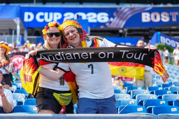 Deutsche Fans halten einen Schal hoch FIFA World Cup, WM, Weltmeisterschaft, Fussball 2026: Deutschland v Paraguay 29 June 2026, FIFA World Cup 2026: Germany v Paraguay (Round of 32) at Boston Stadium in Foxborough, Massachusetts, USA *** German fans hold up a scarf. FIFA World Cup 2026: Germany vs. Paraguay, June 29, 2026. FIFA World Cup 2026: Germany vs. Paraguay, Round of 32, at Boston Stadium in Foxborough, Massachusetts, USA Copyright: HMBxMedia xMarcoxBader