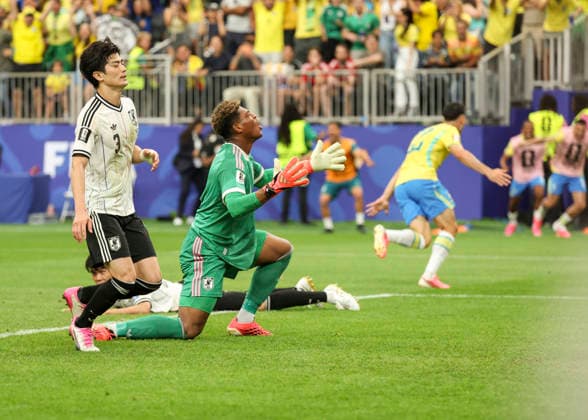 HOUSTON, TX - JUNE 29: (left to right) Shogo Taniguchi 3 of Japan and Zion Suzuki 1 of Japan react as Gabriel Martinelli 22 of Brazil scores a goal in the second half during the FIFA World Cup, WM, Weltmeisterschaft, Fussball 2026 Round of 32 match between Brazil and Japan on June 29, 2026 at Houston Stadium in Houston, Texas. (Photo by Leslie Plaza Johnson Icon Sportswire) SOCCER: JUN 29 FIFA World Cup 26 Round of 32 - Brazil v Japan EDITORIAL USE ONLY Icon260629038