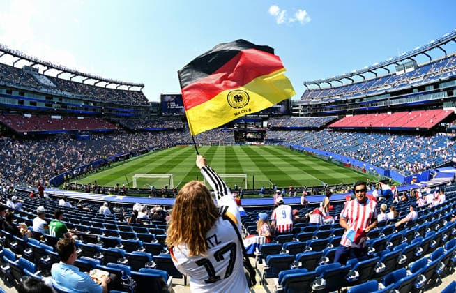 Fussball, Länderspiel, Herren, FIFA World Cup, WM, Weltmeisterschaft, Fussball 2026, Fussball-Weltmeisterschaft, USA, Sechzehntelfinale, Gilette Stadium Boston: Deutschland - Paraguay; Deutscher Fan im Gilette Stadium. *** Soccer, International Match, Men s, 2026 FIFA World Cup, Soccer World Cup, USA, Round of 32, Gilette Stadium, Boston, Germany, Paraguay, German fan at Gilette Stadium