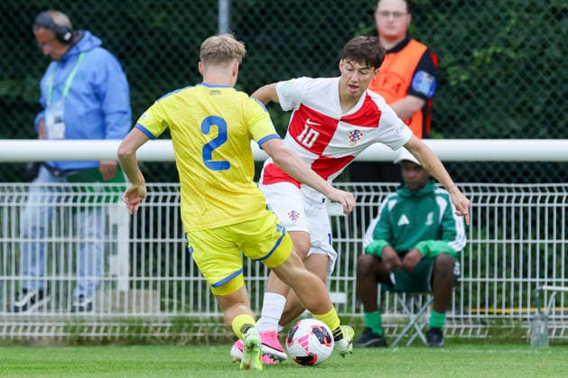 Yurii Kokodyniak (Ukraine) und Patrice Covic (Croatia) kaempfen um den Ball, UEFA European Under-19 Championship 2026 Group B, Croatia v Ukraine, Bangor City Stadium am 29. June 2026 in Bangor, Vereinigtes Königreich. (Foto von Marco Steinbrenner DeFodi Images) Yurii Kokodyniak (Ukraine) und Patrice Covic (Croatia) battle for the ball, UEFA European Under-19 Championship 2026 Group B, Croatia v Ukraine, Bangor City Stadium, June 29, 2026 in Bangor, United Kingdom. (Photo by Marco Steinbrenner DeFodi Images) - *** Yurii Kokodyniak (Ukraine) and Patrice Covic (Croatia) battle for the ball, 2026 UEFA European Under-19 Championship Group B, Croatia vs. Ukraine, Bangor City Stadium on June 29, 2026, in Bangor, United Kingdom. Photo by Marco Steinbrenner, DeFodi Images. Yurii Kokodyniak of Ukraine and Patrice Covic of Croatia battle for the ball, 2026 UEFA European Under-19 Championship Group B, Croatia vs. Ukraine, Bangor City Stadium, June 29, 2026, in Bangor, United Kingdom. Photo by Marco Steinbrenner, DeFodi Images