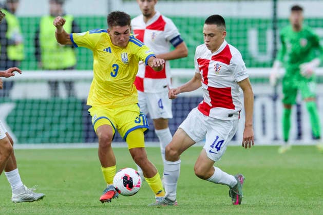 Nikita Kaliuzhnyi (Ukraine) und Matija Subotic (Croatia) kaempfen um den Ball, UEFA European Under-19 Championship 2026 Group B, Croatia v Ukraine, Bangor City Stadium am 29. June 2026 in Bangor, Vereinigtes Königreich. (Foto von Marco Steinbrenner DeFodi Images) Nikita Kaliuzhnyi (Ukraine) und Matija Subotic (Croatia) battle for the ball, UEFA European Under-19 Championship 2026 Group B, Croatia v Ukraine, Bangor City Stadium, June 29, 2026 in Bangor, United Kingdom. (Photo by Marco Steinbrenner DeFodi Images) - *** Nikita Kaliuzhnyi (Ukraine) and Matija Subotic (Croatia) battle for the ball, 2026 UEFA European Under-19 Championship, Group B, Croatia vs. Ukraine, Bangor City Stadium on June 29, 2026, in Bangor, United Kingdom. Photo by Marco Steinbrenner, DeFodi Images. Nikita Kaliuzhnyi of Ukraine and Matija Subotic of Croatia battle for the ball, 2026 UEFA European Under-19 Championship, Group B, Croatia vs. Ukraine, Bangor City Stadium, June 29, 2026, in Bangor, United Kingdom. Photo by Marco Steinbrenner, DeFodi Images