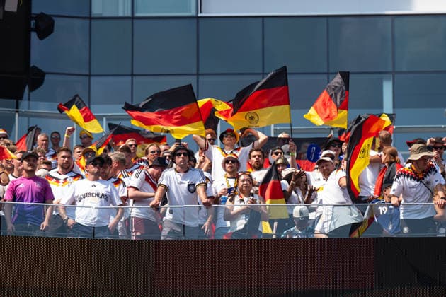 Deutsch Fans halten Fahnen in die Luft FIFA World Cup, WM, Weltmeisterschaft, Fussball 2026: Deutschland v Paraguay 29 June 2026, FIFA World Cup 2026: Germany v Paraguay (Round of 32) at Boston Stadium in Foxborough, Massachusetts, USA *** German fans hold flags aloft at the 2026 FIFA World Cup: Germany vs. Paraguay on June 29, 2026, Round of 32 at Boston Stadium in Foxborough, Massachusetts, USA Copyright: HMBxMedia xMarcoxBader