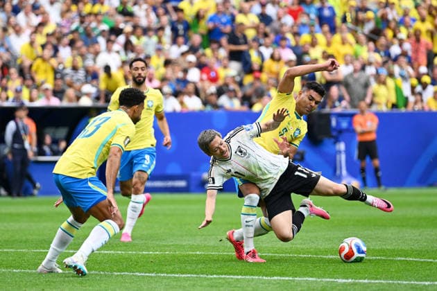 (L-R) Daizen Maeda (JPN), Casemiro (BRA), JUNE 29, 2026 - Football Soccer : FIFA World Cup, WM, Weltmeisterschaft, Fussball 2026 Round of 32 match between Brazil 2-1 Japan at Houston Stadium in Houston, Texas, USA.  aflo_336298334 KenjiroxMatsuox