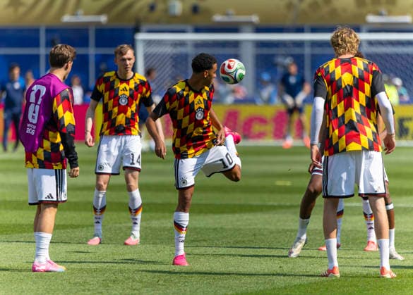 29.06.2026, Fussball Weltmeisterschaft 2026 in den USA, Sechzehntelfinale, Deutschland - Paraguay, im Gillette Stadium (Boston (Foxborough)), Im Aufwärmtrikot, Angelo Stiller (Deutschland), Maximilian Beier (Deutschland), Jamal Musiala (Deutschland), ***FIFA regulations prohibit any use of photographs as image sequences and or quasi-video. EDITORIAL USE ONLY*** *** June 29, 2026, 2026 FIFA World Cup in the U.S., Round of 32, Germany vs. Paraguay, at Gillette Stadium in Boston, Foxborough, In warm-up jerseys: Angelo Stiller (Germany), Maximilian Beier (Germany), Jamal Musiala (Germany), ***FIFA regulations prohibit any use of photographs as image sequences and or quasi-video; EDITORIAL USE ONLY***