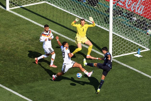 Football - FIFA World Cup, WM, Weltmeisterschaft, Fussball - Round of 32 - Germany v Paraguay 29th June 2026 - FIFA World Cup - Round of 32 - Germany v Paraguay - Junior Alonso of Paraguay has a shot saved by Germany goalkeeper Manuel Neuer - Photo: Simon Stacpoole Offside. Foxborough USA *** Fußball – FIFA-Weltmeisterschaft, Runde der letzten 32: Deutschland gegen Paraguay, 29. Juni 2026 – FIFA-Weltmeisterschaft, Runde der letzten 32: Deutschland gegen Paraguay – Junior Alonso aus Paraguay schießt auf das Tor, doch der deutsche Torhüter Manuel Neuer pariert den Schuss. Foto: Simon Stacpoole – Abseits – Foxborough, USA  Copyright: xSimonxStacpoolexOffside