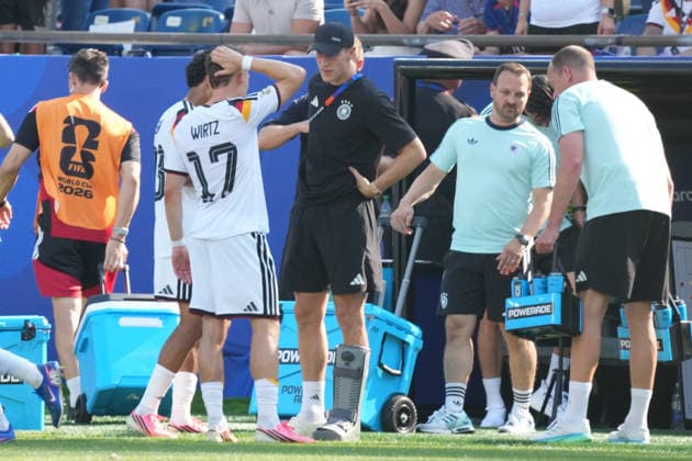 Nico Schlotterbeck (Deutschland Germany) gibt Florian Wirtz (Deutschland Germany) Tipps in der Trinkpause - Boston 29.06.2026: Deutschland vs. Paraguay, Gilette Stadium, World Cup 26 Sechzehntel-Finale *** Nico Schlotterbeck (Germany) gives Florian Wirtz (Germany) some tips during the water break in Boston on June 29, 2026, during the Germany vs. Paraguay match at Gilette Stadium in the Round of 32 of the 2026 World Cup.