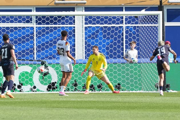 Julio Encisio (Paraguay, 19) erzielt das Tor zum 0:1 gegen Torwart Manuel Neuer (Deutschland Germany) - Boston 29.06.2026: Deutschland vs. Paraguay, Gilette Stadium, World Cup 26 Sechzehntel-Finale *** Julio Encisio of Paraguay, 19, scores the goal to make it 0–1 against goalkeeper Manuel Neuer of Germany. Boston, June 29, 2026. Germany vs. Paraguay, Gilette Stadium, World Cup 26, Round of 32