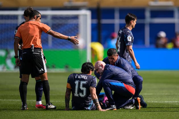 Fußball, WM 2026, 20260629, Deutschland - Paraguay. Im Bild Gustavo GOMEZ (Paraguay, 15) wird behandelt. Foxborough Boston-Stadion Massachusetts Vereinigte Staaten von Amerika *** Soccer, 2026 World Cup, 20260629, Germany vs. Paraguay. Pictured: Gustavo GOMEZ of Paraguay, 15, receiving treatment at Foxborough Stadium in Boston, Massachusetts, United States of America Copyright: Passion2Press MarkusxFischerx