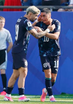 Paraguay s Julio Enciso (19) celebrates with teammate Miguel Almiron after scoring against Germany in the first half of a FIFA World Cup, WM, Weltmeisterschaft, Fussball match at Boston Stadium in Boston on Monday, June 29, 2026.  BOS20260629817 CJxGUNTHER