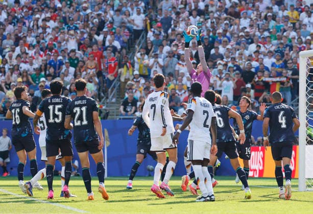 Paraguay s goalkeeper Orlando Gill reaches high for a save against Germany in the first half of a FIFA World Cup, WM, Weltmeisterschaft, Fussball match at Boston Stadium in Boston on Monday, June 29, 2026.  BOS20260629820 CJxGUNTHER