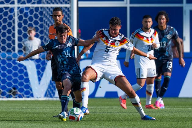 Andres Cubas (Paraguay, 14) im Zweikampf gegen Aleksandar Pavlovic (Germany, 5) FIFA World Cup, WM, Weltmeisterschaft, Fussball 2026: Deutschland v Paraguay 29 June 2026, FIFA World Cup 2026: Germany v Paraguay (Round of 32) at Boston Stadium in Foxborough, Massachusetts, USA *** Andres Cubas (Paraguay), No. 14, in a tackle against Aleksandar Pavlovic (Germany), No. 5; 2026 FIFA World Cup: Germany vs. Paraguay, June 29, 2026; 2026 FIFA World Cup: Germany vs. Paraguay, Round of 32 at Boston Stadium in Foxborough, Massachusetts, USA Copyright: HMBxMedia xMarcoxBader