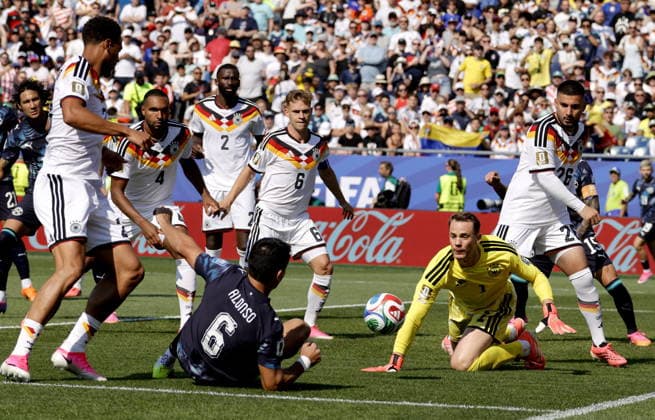 FIFA World Cup, WM, Weltmeisterschaft, Fussball 2026 - Round of 32 - Germany vs Paraguay German goalkeeper Manuel Neuer (R) in action against Junior Alonso of Paraguay during the FIFA World Cup 2026 Round of 32 match Germany against Paraguay, in Boston, USA, 29 June 2026. FOXBOROUGH United States  Copyright: xSHAWNxTHEWx