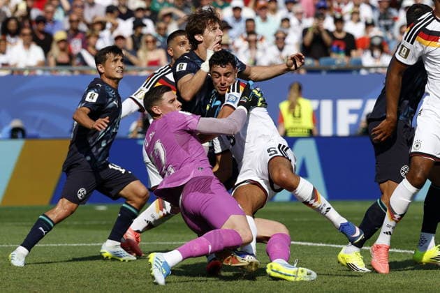 FIFA World Cup, WM, Weltmeisterschaft, Fussball 2026 - Round of 32 - Germany vs Paraguay Goalkeeper Orlando Gill of Paraguay (L) in action against Aleksandar Pavlovic of Germany (R) during the FIFA World Cup 2026 Round of 32 match Germany against Paraguay, in Boston, Massachusetts, USA, 29 June 2026. FOXBOROUGH United States  Copyright: xGREGxM.xCOOPERx