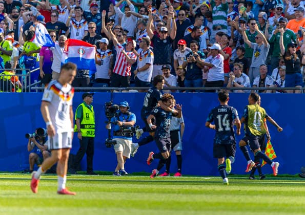 29.06.2026, Fussball Weltmeisterschaft 2026 in den USA, Sechzehntelfinale, Deutschland - Paraguay, im Gillette Stadium (Boston (Foxborough)), Florian Wirtz (Deutschland) nachdenklich, hinten bejubeln die Paraguayer das Tor ***FIFA regulations prohibit any use of photographs as image sequences and or quasi-video. EDITORIAL USE ONLY*** *** June 29, 2026, 2026 FIFA World Cup in the U.S., Round of 32, Germany vs. Paraguay, at Gillette Stadium in Boston, Foxborough, Florian Wirtz of Germany looks pensive, while the Paraguayans celebrate the goal in the background ***FIFA regulations prohibit any use of photographs as image sequences and or quasi-video. EDITORIAL USE ONLY***