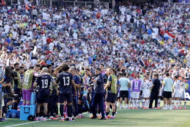 FIFA World Cup, WM, Weltmeisterschaft, Fussball 2026 - Round of 32 - Germany vs Paraguay Paraguay (foreground) and Germany have their hydration breaks in the FIFA World Cup 2026 Round of 32 match Germany against Paraguay, in Boston, USA, 29 June 2026. FOXBOROUGH United States  Copyright: xSHAWNxTHEWx