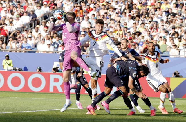FIFA World Cup, WM, Weltmeisterschaft, Fussball 2026 - Round of 32 - Germany vs Paraguay Goalkeeper Orlando Gill (L) of Paraguay gets to the ball before Kai Havertz of Germany during the FIFA World Cup 2026 Round of 32 match Germany against Paraguay, in Boston, USA, 29 June 2026. FOXBOROUGH United States  Copyright: xSHAWNxTHEWx