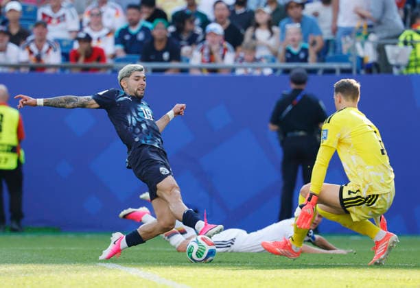 Paraguay s Julio Enciso (19) tries to score past Germany s goalkeeper Manuel Neuer in the second half of a FIFA World Cup, WM, Weltmeisterschaft, Fussball match at Boston Stadium in Boston on Monday, June 29, 2026.  BOS20260629823 CJxGUNTHER