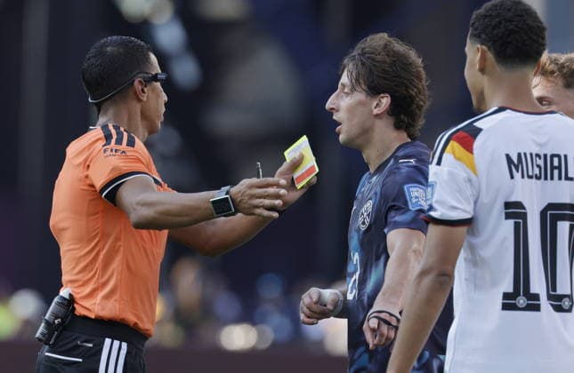 FIFA World Cup, WM, Weltmeisterschaft, Fussball 2026 - Round of 32 - Germany vs Paraguay Referee Jalal Jayed talks to Matias Galarza of Paraguay during the FIFA World Cup 2026 Round of 32 match Germany against Paraguay, in Boston, USA, 29 June 2026. FOXBOROUGH United States  Copyright: xSHAWNxTHEWx