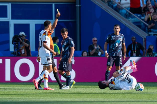 Jalal Jayed (Referee) zeigt Andres Cubas (Paraguay, 14) die gelbe Karte nach einem Foul an Kai Havertz (Germany, 7) der am Boden liegt FIFA World Cup, WM, Weltmeisterschaft, Fussball 2026: Deutschland v Paraguay 29 June 2026, FIFA World Cup 2026: Germany v Paraguay (Round of 32) at Boston Stadium in Foxborough, Massachusetts, USA *** Referee Jalal Jayed shows a yellow card to Andres Cubas (Paraguay, 14) after a foul on Kai Havertz (Germany, 7), who is lying on the ground. FIFA World Cup 2026: Germany vs. Paraguay, June 29, 2026, 2026 FIFA World Cup: Germany vs. Paraguay, Round of 32 at Boston Stadium in Foxborough, Massachusetts, USA Copyright: HMBxMedia xMarcoxBader