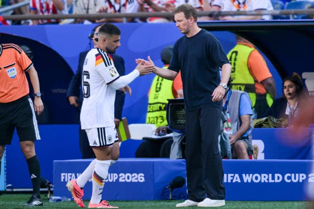 Fußball, WM 2026, 20260629, Deutschland - Paraguay. Im Bild v.l. Deniz UNDAV (Deutschland, 26), Trainer Deutschland Julian NAGELSMANN klatschen nach Auswechslung ab nach Auswechslung. Foxborough Boston-Stadion Massachusetts Vereinigte Staaten von Amerika *** Soccer, 2026 World Cup, 20260629, Germany vs. Paraguay. Pictured, from left: Deniz UNDAV (Germany, 26) and Germany coach Julian NAGELSMANN clap hands after a substitution at Foxborough Stadium in Boston, Massachusetts, United States of America. Copyright: Passion2Press MarkusxFischerx
