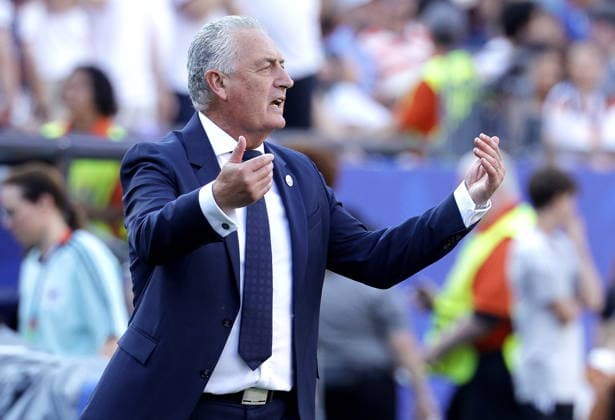 FIFA World Cup, WM, Weltmeisterschaft, Fussball 2026 - Round of 32 - Germany vs Paraguay Paraguay s head coach Gustavo Alfaro gestures on the touchline during the FIFA World Cup 2026 Round of 32 match Germany against Paraguay, in Boston, USA, 29 June 2026. FOXBOROUGH United States  Copyright: xSHAWNxTHEWx
