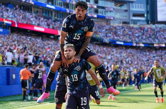 Gustavo Gomez (Paraguay, 15) jubelt mit Julio Enciso (Paraguay, 19) nach dem Tor durch Enciso. USA, FIFA Weltmeisterschaft, Sechzehntelfinale, Deutschland vs Paraguay, Boston, 29.06.2026 FIFA Weltmeisterschaft, Sechzehntelfinale, Deutschland vs Paraguay, Boston, 29.06.2026 Boston *** Gustavo Gomez (Paraguay, 15) celebrates with Julio Enciso (Paraguay, 19) after Enciso’s goal against the U.S., FIFA World Cup, Round of 32, Germany vs. Paraguay, Boston, June 29, 2026 FIFA World Cup, Round of 32, Germany vs. Paraguay, Boston, June 29, 2026 Boston Copyright: xEibner-Pressefoto ScottxColemanx EP_SCN