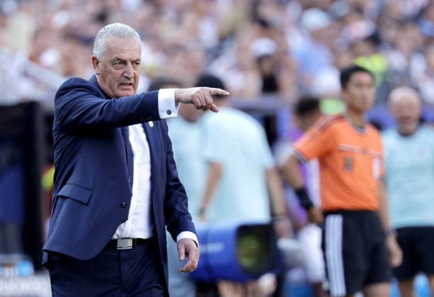 FIFA World Cup, WM, Weltmeisterschaft, Fussball 2026 - Round of 32 - Germany vs Paraguay Paraguay s head coach Gustavo Alfaro gestures on the touchline during the FIFA World Cup 2026 Round of 32 match Germany against Paraguay, in Boston, USA, 29 June 2026. FOXBOROUGH United States  Copyright: xSHAWNxTHEWx