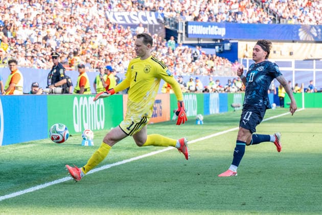 Manuel Neuer (Germany, 1) mit einem Ausflug aus seinem Strafraum, hinter ihm Mauricio (Paraguay, 11) FIFA World Cup, WM, Weltmeisterschaft, Fussball 2026: Deutschland v Paraguay 29 June 2026, FIFA World Cup 2026: Germany v Paraguay (Round of 32) at Boston Stadium in Foxborough, Massachusetts, USA *** Manuel Neuer of Germany, No. 1, making a run out of his penalty area, with Mauricio of Paraguay, No. 11, behind him. FIFA World Cup 2026: Germany vs. Paraguay, June 29, 2026. FIFA World Cup 2026: Germany vs. Paraguay, Round of 32, at Boston Stadium in Foxborough, Massachusetts, USA Copyright: HMBxMedia xMarcoxBader