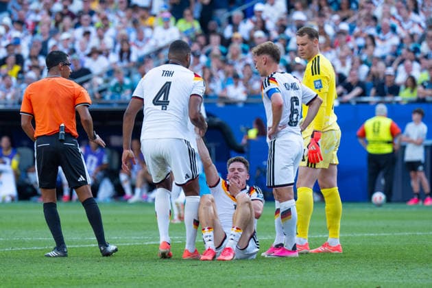 Jonathan Tah (Germany, 4) hilft Florian Wirtz (Germany, 17) wieder hoch nach einem Foul während eines Eckballs FIFA World Cup, WM, Weltmeisterschaft, Fussball 2026: Deutschland v Paraguay 29 June 2026, FIFA World Cup 2026: Germany v Paraguay (Round of 32) at Boston Stadium in Foxborough, Massachusetts, USA *** Jonathan Tah (Germany, 4) helps Florian Wirtz (Germany, 17) back to his feet after a foul during a corner kick in the 2026 FIFA World Cup match between Germany and Paraguay on June 29, 2026, in the Round of 32 at Boston Stadium in Foxborough, Massachusetts, USA Copyright: HMBxMedia xMarcoxBader