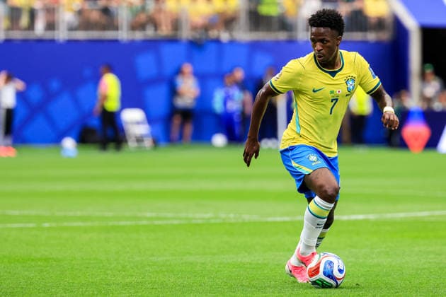 HOUSTON, TEXAS - JUNE 29: Vinicius Jr of Brazil dribbles with the ball during the FIFA World Cup, WM, Weltmeisterschaft, Fussball 2026 Round Of 32 match between Brazil and Japan at Houston Stadium on June 29, 2026 in Houston, Texas.  Copyright: xMBxMediax