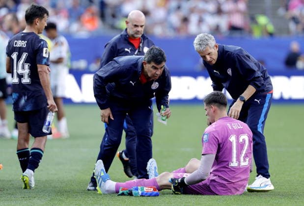 FIFA World Cup, WM, Weltmeisterschaft, Fussball 2026 - Round of 32 - Germany vs Paraguay Paraguay physios speak to goalkeeper Orlando Gill of Paraguay in the break before the start of extra time during the FIFA World Cup 2026 Round of 32 match Germany against Paraguay, in Boston, USA, 29 June 2026. FOXBOROUGH United States  Copyright: xSHAWNxTHEWx
