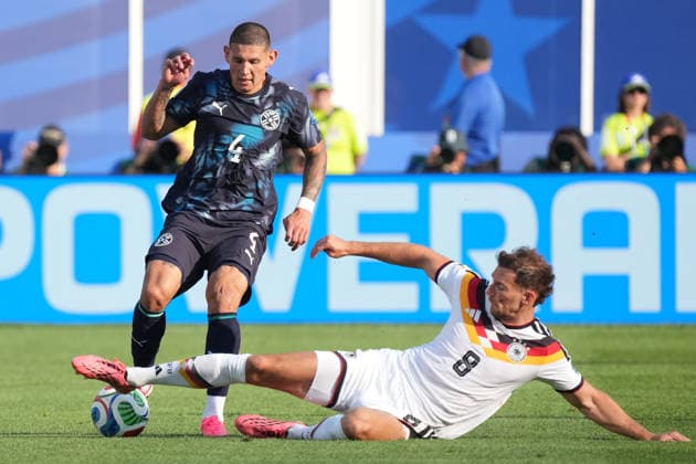 Leon Goretzka (Deutschland Germany) verteidigt gegen Juan Jose Caceres (Paraguay, 4) - Boston 29.06.2026: Deutschland vs. Paraguay, Gilette Stadium, World Cup 26 Sechzehntel-Finale *** Leon Goretzka (Germany) defends against Juan Jose Caceres (Paraguay), June 29, 2026, Germany vs. Paraguay, Gilette Stadium, World Cup 26, Round of 32