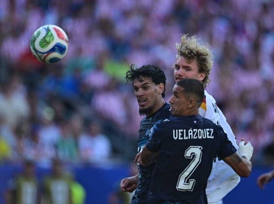 Germany v Paraguay - FIFA World Cup, WM, Weltmeisterschaft, Fussball 2026 - Round of 32 FOXBOROUGH, USA - JUNE 29: Woltemade of Germany in action against Velazquez of Paraguay during the 2026 FIFA World Cup Round of 32 match between Germany and Paraguay at Boston Stadium (Gillette Stadium) in Foxborough, Massachusetts, United States on June 29, 2026. Abdulhamid Hosbas Anadolu Massachusetts United States. Editorial use only. Please get in touch for any other usage.  Copyright: x2026xAnadoluxAbdulhamidxHosbasx