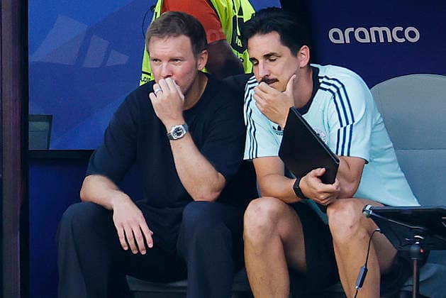 Germany s head coach Julian Nagelsmann (L) talks with one of his coaches as they go into extra time against Paraguay during a FIFA World Cup, WM, Weltmeisterschaft, Fussball match at Boston Stadium in Boston on Monday, June 29, 2026.  BOS20260629831 CJxGUNTHER