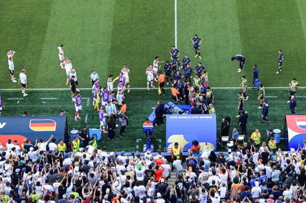 Football - FIFA World Cup, WM, Weltmeisterschaft, Fussball - Round of 32 - Germany v Paraguay 29th June 2026 - FIFA World Cup - Round of 32 - Germany v Paraguay - Both teams crowd Match referee Jalal Jayed as he checks the VAR screen before disallowing a Germany goal - Photo: Simon Stacpoole Offside. Foxborough USA *** Fußball: FIFA-Weltmeisterschaft, Runde der letzten 32: Deutschland gegen Paraguay, 29. Juni 2026 FIFA-Weltmeisterschaft, Runde der letzten 32: Deutschland gegen Paraguay. Die Fans beider Mannschaften umringen Schiedsrichter Jalal Jayed, während dieser den VAR-Bildschirm überprüft, bevor er ein Tor der Deutschen aberkennt. Foto: Simon Stacpoole. Abseits. Foxborough, USA  Copyright: xSimonxStacpoolexOffside