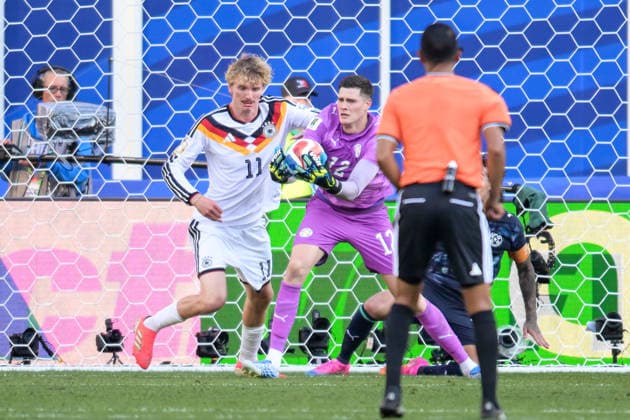 Fußball, WM 2026, 20260629, Deutschland - Paraguay. Im Bild v.l. Nick WOLTEMADE (Deutschland, 11), Torwart Orlando GILL (Paraguay, 12), Schiedsrichter Jalal JAYED (Marokko). Foxborough Boston-Stadion Massachusetts Vereinigte Staaten von Amerika *** Soccer, 2026 World Cup, 20260629, Germany vs. Paraguay. Pictured, from left: Nick WOLTEMADE (Germany, 11), goalkeeper Orlando GILL (Paraguay, 12), referee Jalal JAYED (Morocco). Foxborough, Boston Stadium, Massachusetts, United States of America Copyright: Passion2Press MarkusxFischerx