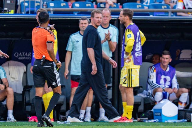 FIFA Fussball Weltmeisterschaft 2026, Sechszehntelfinale, Deutschland vs. Paraguay, 29.06.2026, Boston Stadium Schiedsrichter gelbe Karte Julian Nagelsmann (Deutschland) *** 2026 FIFA World Cup, Round of 32, Germany vs. Paraguay, June 29, 2026, Boston Stadium; Referee: Yellow card for Julian Nagelsmann (Germany) Copyright: xBahhoxKarax