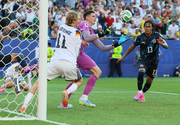 Germany v Paraguay: Round Of 32 - FIFA World Cup, WM, Weltmeisterschaft, Fussball 2026 Nick Woltemade of Germany and Roberto Fernandez, goalkeeper of Paraguay challenge during the FIFA World Cup 2026 Round Of 32 match between Germany and Paraguay at Boston Stadium on June 29, 2026 in Foxborough, Massachusetts. Foxborough Boston Stadium MA United States Copyright: xAllstarxPicturexLibraryxLtdx