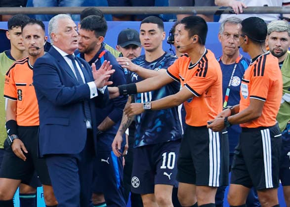 Paraguay s head coach Gustavo Alfaro (L) argues with officials after a German goal as his team goes into extra time during a FIFA World Cup, WM, Weltmeisterschaft, Fussball match at Boston Stadium in Boston on Monday, June 29, 2026. A foul was called after VAR review and the goal was disallowed.  BOS20260629838 CJxGUNTHER